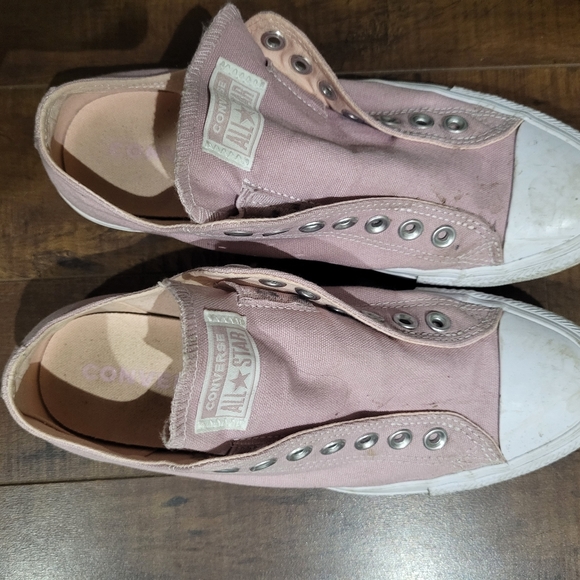 Size 9 Converse - Picture 3 of 4